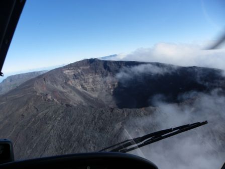 Cratère de Dolomieu vue depuis un hélicoptère