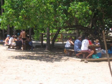 Plage de la Breche Banc et Table