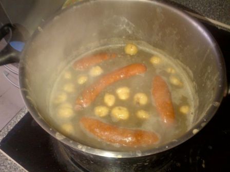 Dombré cuit avec lentilles et les saucisses