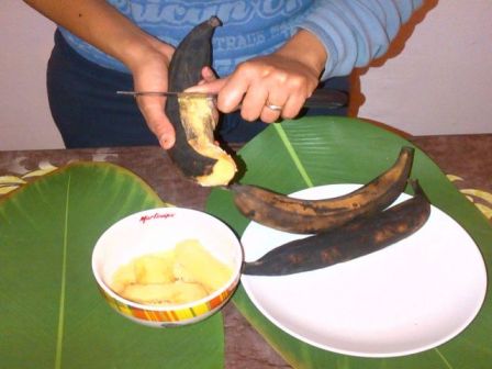 Eplucher les bananes jaunes