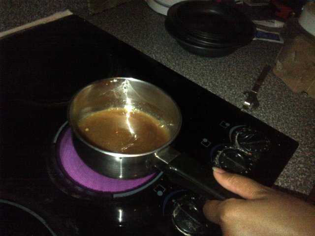 Préparation du caramel pour le flan au coco, oct. 2013 Préparation du caramel pour le flan au coco