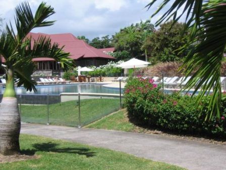 Piscine à débordement hotel Cap Est Resort