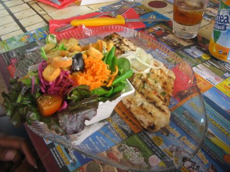 Beach Grill - Vivaneau Crudité, août 2009 Paillote Beach Grill au Carbet - Plat de Vivaneau Grillé
